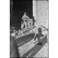 Des artificiers posent des charges de démolition dans une maison de la commune de Montefalcone Nel Sannio, province de Campobasso.