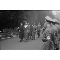 Les généraux Student et Meindl progressent avec la famille du défunt vers l'église où se tient la cérémonie.