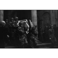 A l'issue de la cérémonie religieuse, le cercueil de Walter Koch quitte l'église du cimetière nord de Bonn.