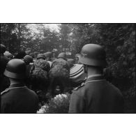 Le cercueil du lieutenant-colonel est retiré du catafalque par les parachutistes allemands.