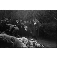 Saluts militaires des autorités allemandes lors des obsèques du lieutenant-colonel Walter Koch.