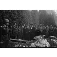 La famille de Walter Koch se recueille sur la tombe de l'officier parachutiste.
