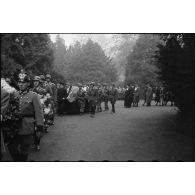 A Bonn, lors des obsèques du lieutenant-colonel Walter Koch, le cortège rejoint le cimetière.