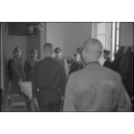 Le général Kurt Student inspecte les locaux occupés par les hommes du schwere Panzer Abteilung 508.