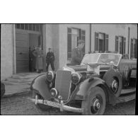 A bord de son cabriolet Mercedes, le général Kurt Student quitte la caserne occupée par le schwere Panzer Abteilung 508.