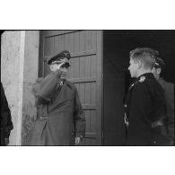 Le général Kurt Student salue son hôte en quittant la caserne occupée par le schwere Panzer Abteilung 508.