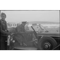A bord de son cabriolet Mercedes, le général Kurt Student quitte la caserne occupée par le schwere Panzer Abteilung 508.
