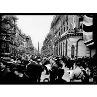 Paris, défilé de la Victoire, la foule sur les boulevards. [légende d'origine]