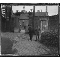 Villers-Bretonneux (Somme). Mr Clemenceau et le général Foch entrant au QG. [légende d'origine]