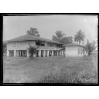Architecture à Douala en 1916, activités portuaires et ferroviaires.