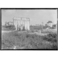 Douala. L'antenne de T.S.F. détruite le 29 septembre 1914. Poste des appareils et piliers d'ancrage. [légende d'origine]