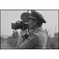 Un village est pris sous les feux de l'artillerie alliée, le caméraman Hans Jacobi filme la scène.