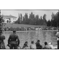 A Belgrade, un public nombreux est venu assister à des épreuves de natation (Schwimmfest).