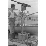 Dans le port de Corfou, la maintenance d'une mitrailleuse Breda.