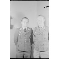 Un lieutenant de la Luftwaffe et le lieutenant Heinz Taddicken de la 22.ID (Infanterie Division).