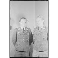Un lieutenant de la Luftwaffe et le lieutenant Heinz Taddicken de la 22.ID (Infanterie Division).