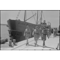 Visite du chantier naval de Perama (Athènes) en présence du colonel Götsche et d'un officier de la Luftwaffe titulaire de la croix de chevalier de la croix de fer (Ritterkreuz).