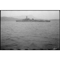 Croiseur arrivant dans la rade de Toulon.