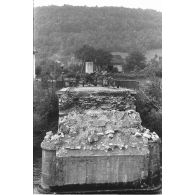 Un poste de DCA installé sur les restes d'un pont coupé par les armées allemandes près de Pont-de-Roide.