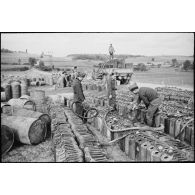 Dépôt de carburant tenu par les soldats de la 3e division d'infanterie américaine de la 7e Armée à l'arrière du front du Doubs.