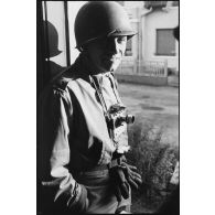 Portrait du correspondant de guerre Roland Lennad, équipé de son appareil Leica, à Saulxures-sur-Moselotte tout juste libéré.
