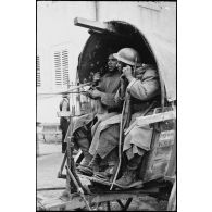 Goumiers du 3e GTM à bord d'une charrette prise aux Allemands, dans Saulxures-sur-Moselotte.