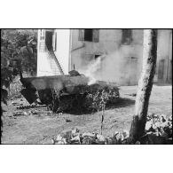 Une automitrailleuse semi-chenillée allemande Sd.Kfz 251 vient de sauter sur une mine dans le village de Cornimont.