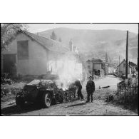 Une automitrailleuse semi-chenillée allemande Sd.Kfz 251 vient de sauter sur une mine dans le village de Cornimont.