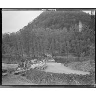 Le Génie de la 9e DIC construit un pont sur le front du Doubs.