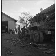 Maintenance de tanks destroyer TD M10 dans un village.à l'aide d'une dépanneuse Diamond.