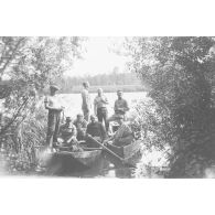 [France, années 1930. Portrait de groupe de sapeurs du 3e bataillon du 18e régiment du génie photographiés sur des barques].