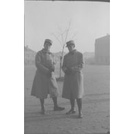 [France, années 1930. Portrait de deux sapeurs du 18e régiment du génie].