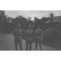 [Années 1930. Portrait de trois militaires].