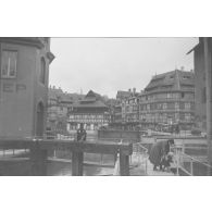 [Années 1930. L'écluse d'un canal dans une ville].