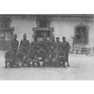 [France, années 1930. Photographie de groupe de sapeurs du 18e régiment du génie].