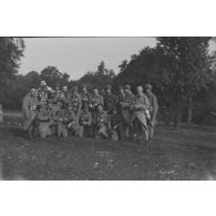 [France, années 1930. Photographie de groupe de sapeurs du 18e régiment du génie].