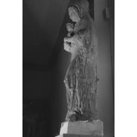 La Vierge à l'enfant, sculpture d'Andréi (faite en captivité). [légende publiée en 1949]
