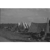 [Mühlberg (Allemagne), avril 1945. La libération du stalag On vit sous la tente dans les camps surpeuplés, en attendant le moment du départ. [légende publiée en 1949]
