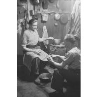 [Trèves (Allemagne), 1940-1945. La corvée de pluches dans les cuisines du stalag XII-D].