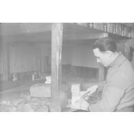 [Trèves (Allemagne), 1940-1945. Un prisonnier de guerre partage des vivres dans une baraque du stalag XII-D].