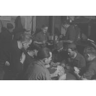 [Trèves (Allemagne), 1940-1945. Une partie de cartes au stalag XII-D].