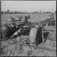 Fantassins du 310e régiment d'infanterie (RI) servant un fusil-mitrailleur (FM) M-24/29 au cours d'un entraînement, peut-être dans le secteur défensif de Lille.