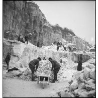 La drôle de guerre : extraction de pierres dans une carrière et réfection d'une route par des pionniers d'une unité de la 55e DI.