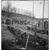Des soldats (sapeurs ou pionniers) construisent un ouvrage fortifié de la ligne Maginot.