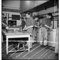 Des cuisiniers préparent un repas dans un ouvrage de la ligne Maginot.