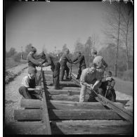 La drôle de guerre : construction d'une voie ferrée pour acheminer des pièces d'ALVF (artillerie lourde sur voie ferrée).