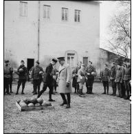La drôle de guerre : distribution de ballons de football à des soldats d'unités de la 4e armée.