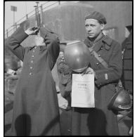 La drôle de guerre : récupération de tracts allemands par des fantassins du 42e RIF.