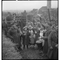 La drôle de guerre : fête villageoise à l'occasion des vendanges en Alsace.