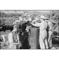 En Crète, des artilleurs de la 3e batterie du I.FlaK-Regiment.23 s'activent autour d'un télémètre (Kommandogerät 40).